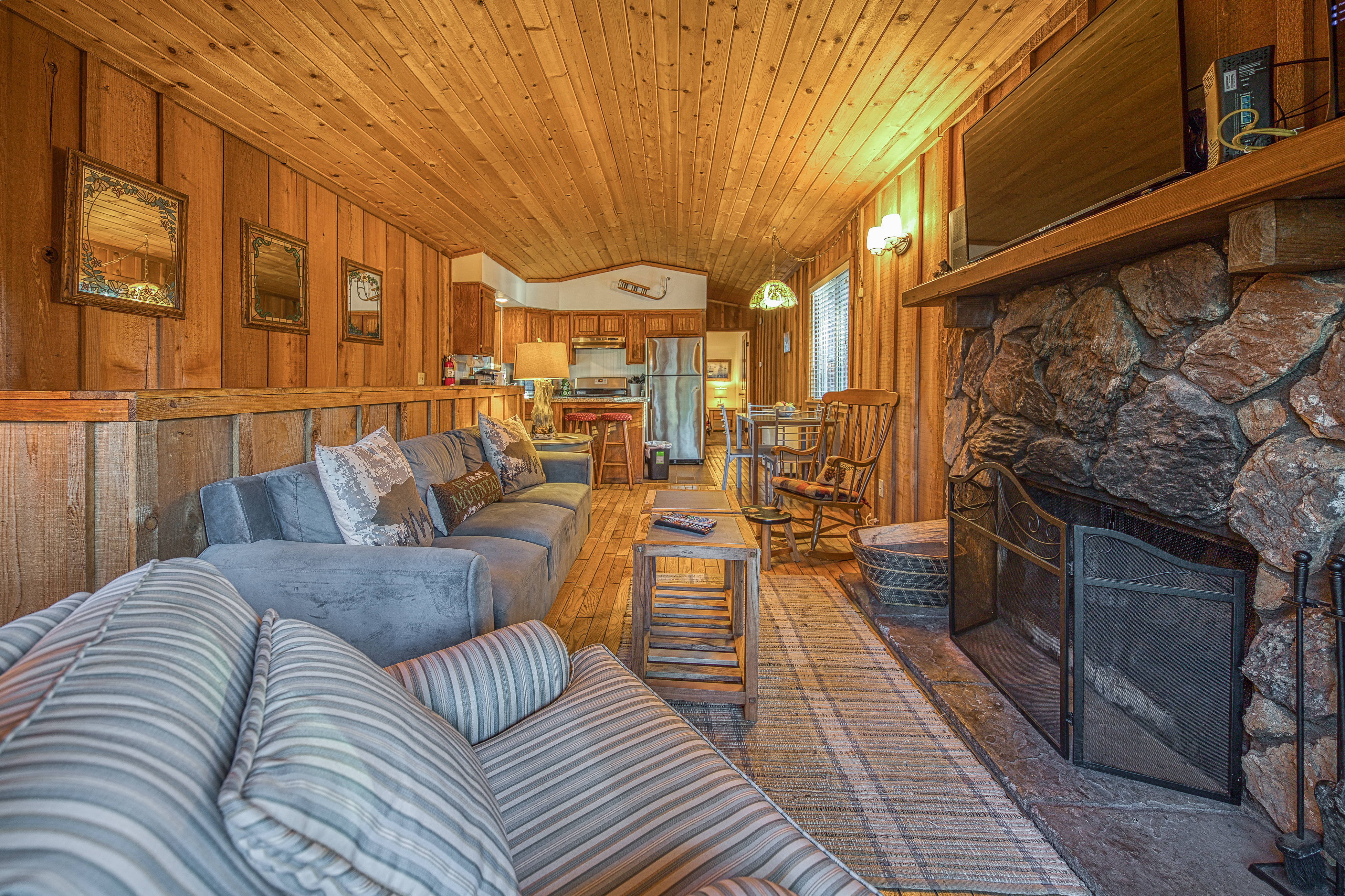 Cozy Dog-Friendly 2 Bedroom Cabin Sleeps 5