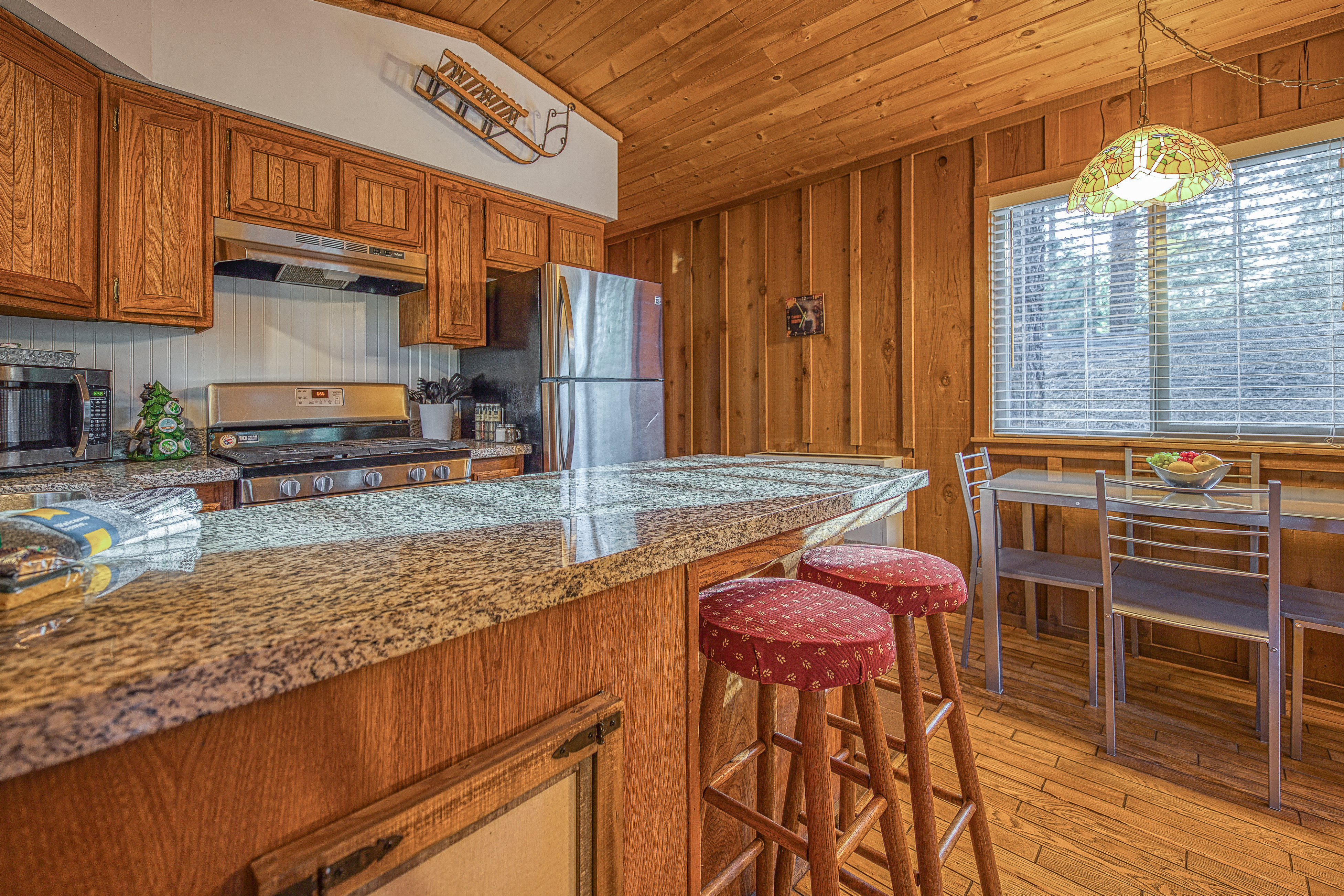 Cozy Dog-Friendly 2 Bedroom Cabin Sleeps 5