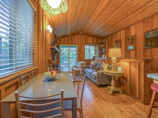 Cozy Dog-Friendly 2 Bedroom Cabin Sleeps 5