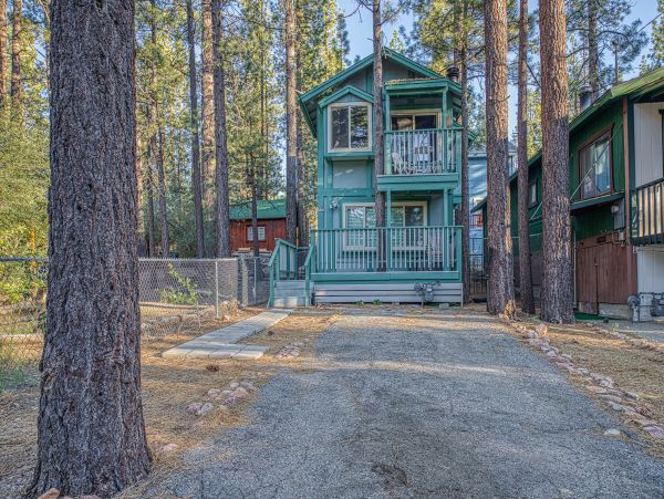 Cozy Dog-Friendly 2 Bedroom Cabin Sleeps 5