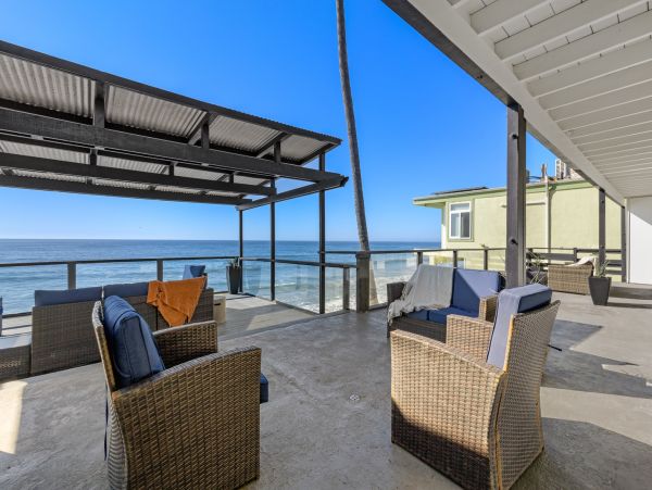 Luxury Vacation Rental Home with Hot Tub Located on Beach