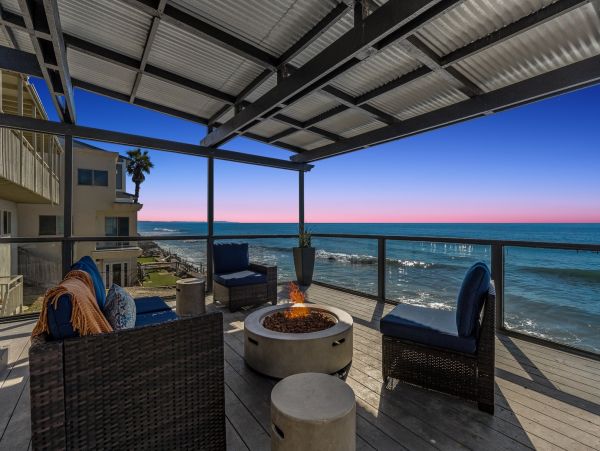Luxury Vacation Rental Home with Hot Tub Located on Beach