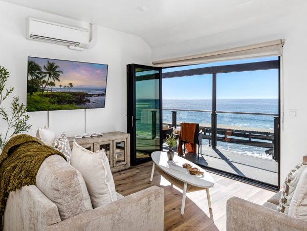 Luxury Vacation Rental Home with Hot Tub Located on Beach