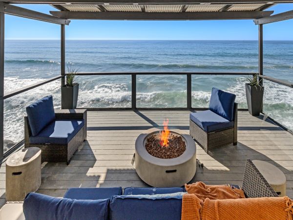 Luxury Vacation Rental Home with Hot Tub Located on Beach