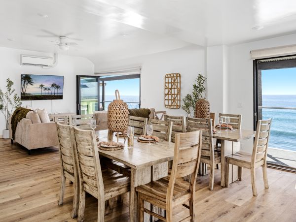 Luxury Vacation Rental Home with Hot Tub Located on Beach