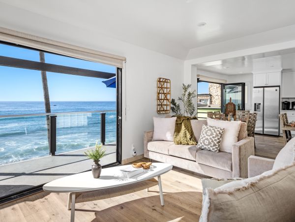 Luxury Vacation Rental Home with Hot Tub Located on Beach