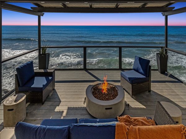 Luxury Vacation Rental Home with Hot Tub Located on Beach