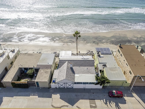 Luxury Vacation Rental Home with Hot Tub Located on Beach