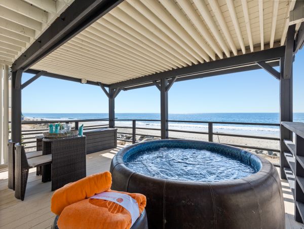 Luxury Vacation Rental Home with Hot Tub Located on Beach