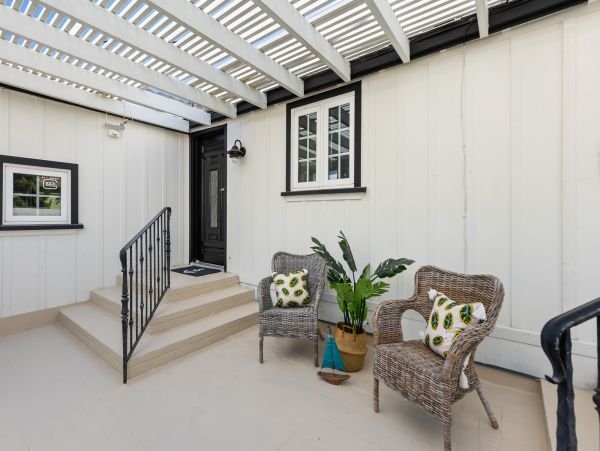 Luxury Vacation Rental Home with Hot Tub Located on Beach