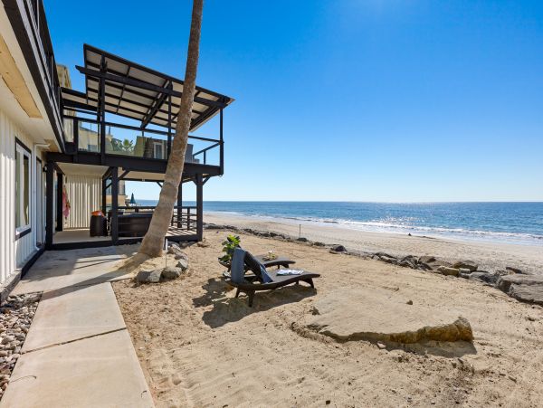 Luxury Vacation Rental Home with Hot Tub Located on Beach