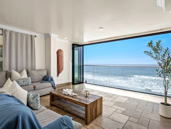 Beautiful Oceanfront Duplex Accommodates 26 Guests