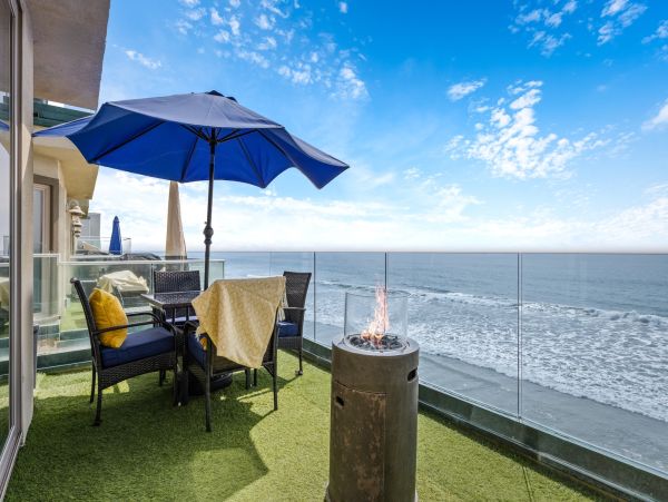 Beautiful Oceanfront Duplex Accommodates 26 Guests