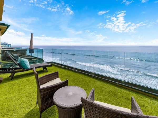 Beautiful Oceanfront Duplex Accommodates 26 Guests