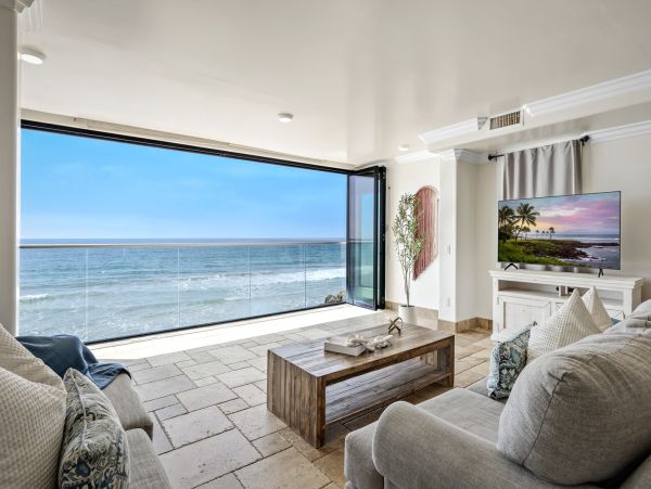 Beautiful Oceanfront Duplex Accommodates 26 Guests