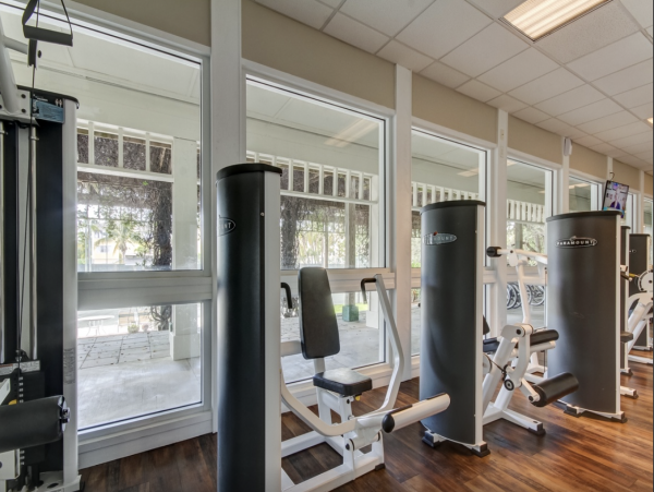 Longboat Key Townhome Walk to Beach Located on Bay