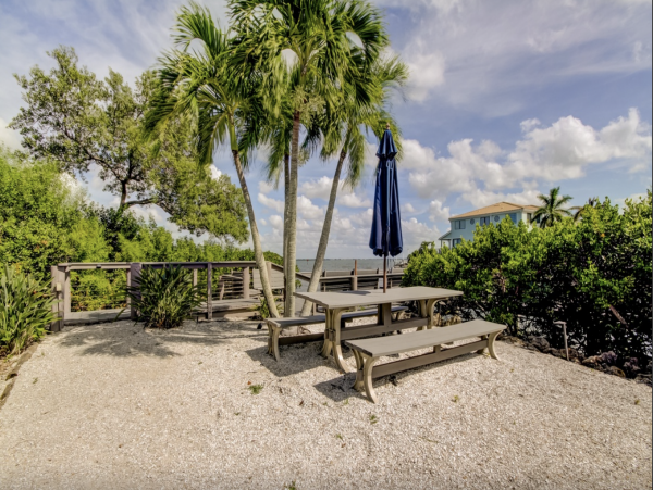 Longboat Key Townhome Walk to Beach Located on Bay