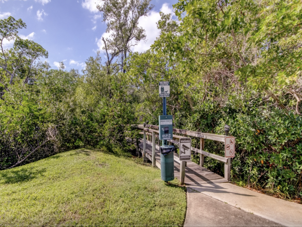 Longboat Key Townhome Walk to Beach Located on Bay