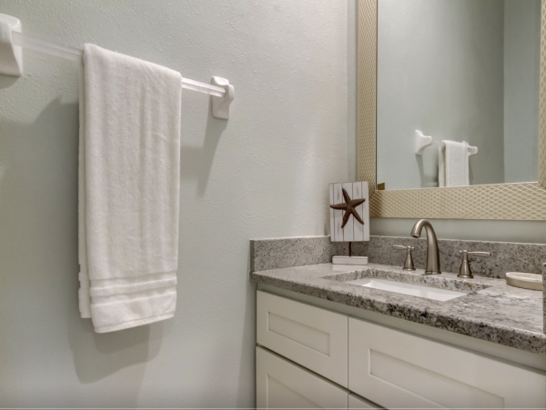 Longboat Key Townhome Walk to Beach Located on Bay