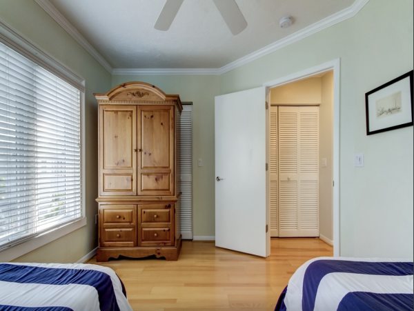 Longboat Key Townhome Walk to Beach Located on Bay