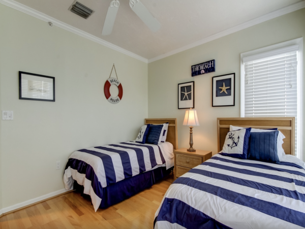 Longboat Key Townhome Walk to Beach Located on Bay