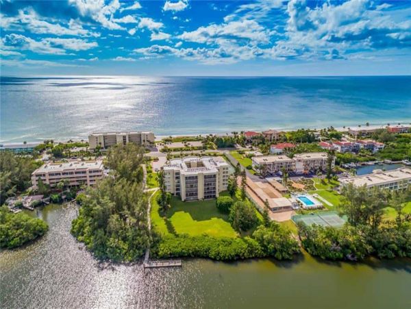 Longboat Key Townhome Walk to Beach Located on Bay