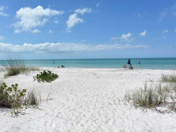 Longboat Key Townhome Walk to Beach Located on Bay