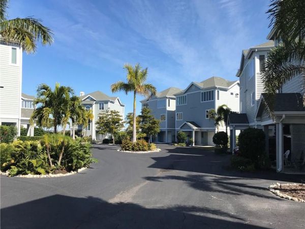Longboat Key Townhome Walk to Beach Located on Bay