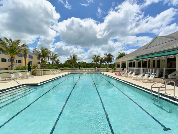 Longboat Key Townhome Walk to Beach Located on Bay
