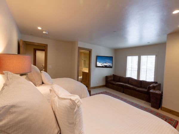 Ski In Ski Out Vail Vacation Condo Four Bedroom + Den