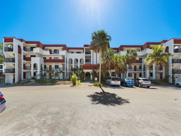 Partial Gulf Views Sanibel Vacation Condo Three Bedroom