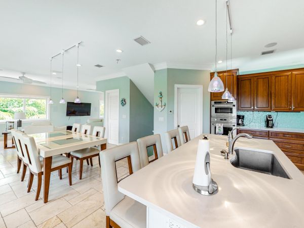 Marathon Luxury Vacation Rental Sleeps 10 Guests