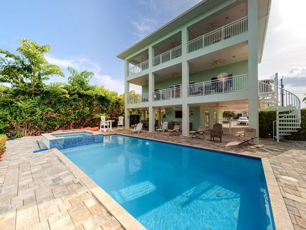 Marathon Luxury Vacation Rental Sleeps 10 Guests