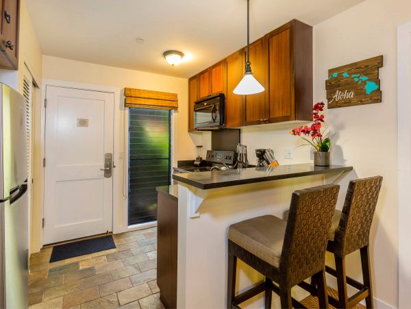 Walk to Beach Lahaina Vacation Condo One Bedroom