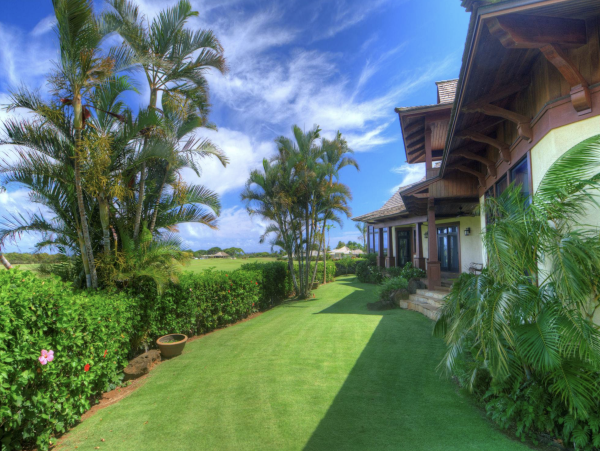 Only Five Min Drive to Worlds Best Beaches Easy Parking Luxury Interior