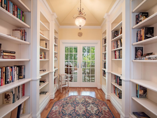 Luxury Six Bedroom Home in Olde Naples Walk to Beach