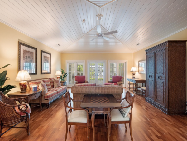 Luxury Six Bedroom Home in Olde Naples Walk to Beach