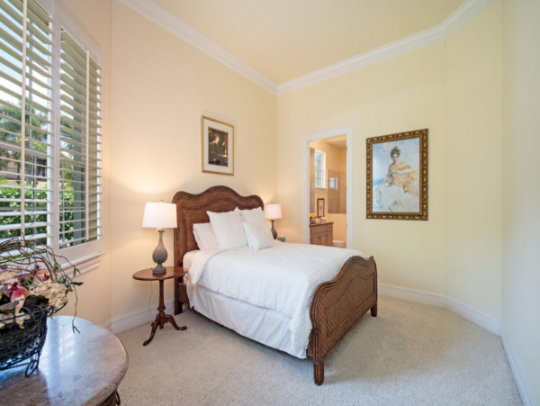Luxury Six Bedroom Home in Olde Naples Walk to Beach
