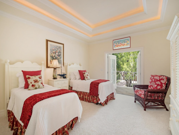 Luxury Six Bedroom Home in Olde Naples Walk to Beach