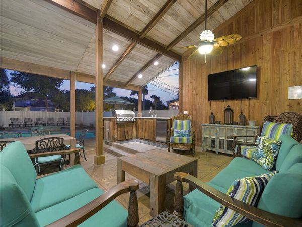 Six Bedroom Walk to Beach Vacation Home in Destin Florida
