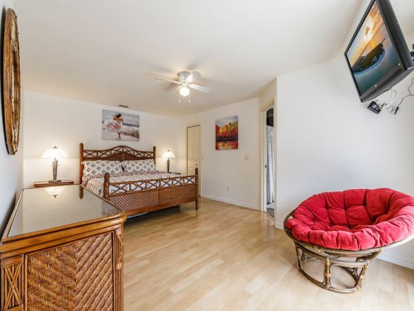 Cape Coral Vacation Home 4 Bedrooms & Private Caged Pool