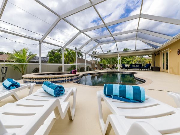 Cape Coral Vacation Home 4 Bedrooms & Private Caged Pool