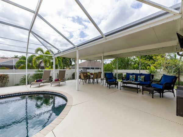 Cape Coral Vacation Home 4 Bedrooms & Private Caged Pool