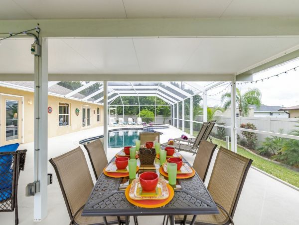 Cape Coral Vacation Home 4 Bedrooms & Private Caged Pool