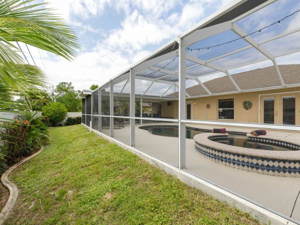 Cape Coral Vacation Home 4 Bedrooms & Private Caged Pool