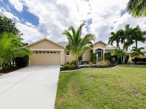 Cape Coral Vacation Home 4 Bedrooms & Private Caged Pool