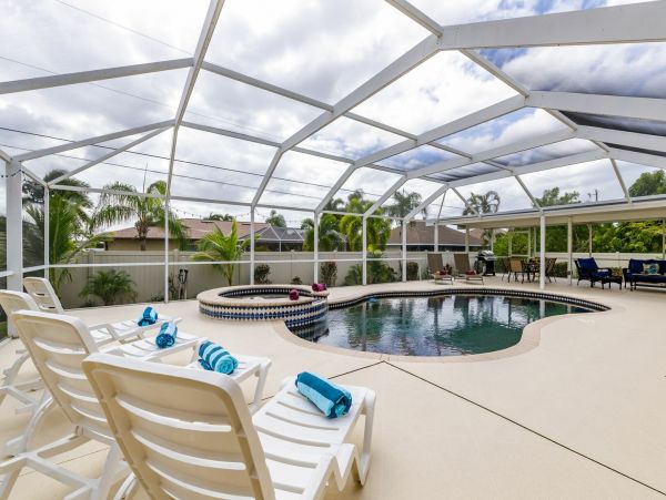 Cape Coral Vacation Home 4 Bedrooms & Private Caged Pool