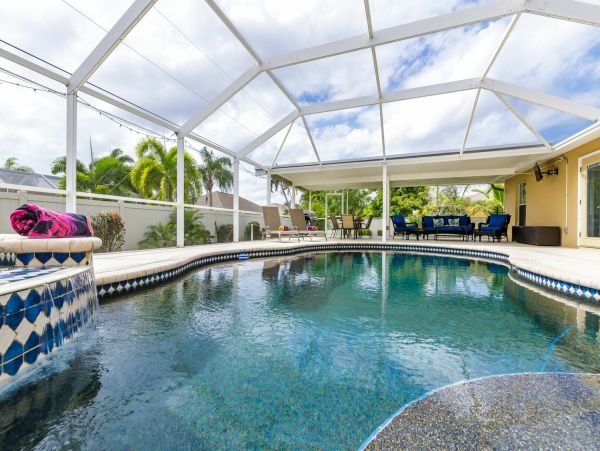 Cape Coral Vacation Home 4 Bedrooms & Private Caged Pool