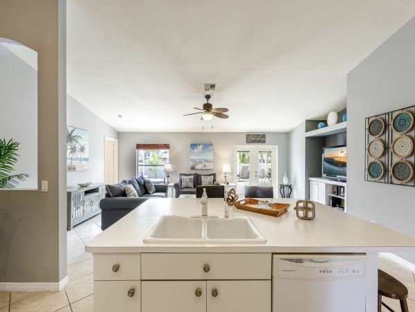 Cape Coral Vacation Home 4 Bedrooms & Private Caged Pool