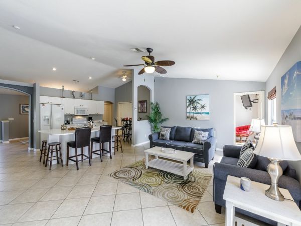 Cape Coral Vacation Home 4 Bedrooms & Private Caged Pool
